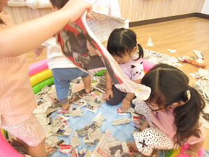 保育園園児の新聞遊びの様子の写真