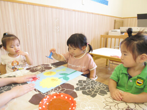 保育園で園児が制作をする様子
